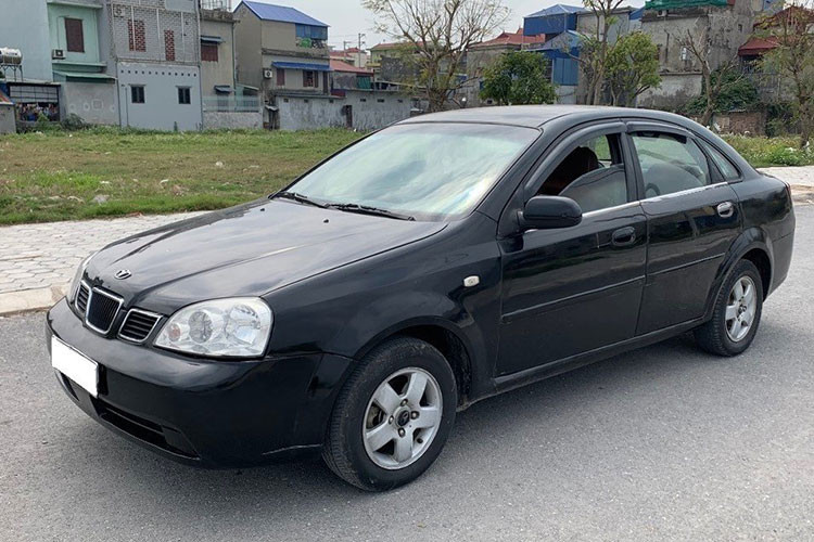 So với Suzuki Wagon R và KIA Pride CD5, Daewoo Lacetti dường như có ưu thế hơn khi có nhiều chiếc xe đời cao hơn đáp ứng tốt trong tầm giá. Mẫu xe Hàn Quốc này được thiết kế bởi Pininfarina nên bền dáng theo năm tháng. Do là xe sedan cỡ C nên xe mang đến một không gian nội thất rộng rãi, thoáng đãng.