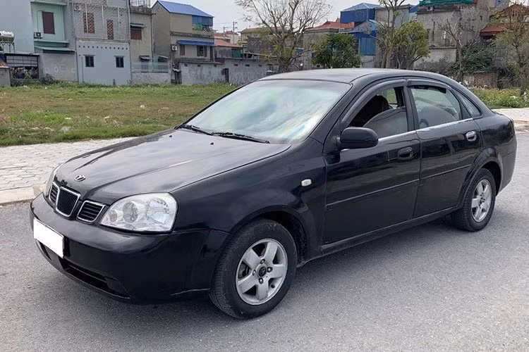 So với Suzuki Wagon R và KIA Pride CD5, Daewoo Lacetti dường như có ưu thế hơn khi có nhiều chiếc xe đời cao hơn đáp ứng tốt trong tầm giá. Mẫu xe Hàn Quốc này được thiết kế bởi Pininfarina nên bền dáng theo năm tháng. Do là xe sedan cỡ C nên xe mang đến một không gian nội thất rộng rãi, thoáng đãng.