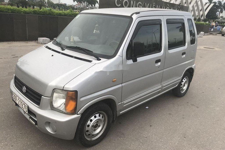 Trong những mẫu xe ôtô giá 100 triệu tại Việt Nam, Suzuki Wagon R 2003 được người dùng và giới chuyên môn đánh giá cao về độ bền và khả năng tiết kiệm nhiên liệu. Xe sử dụng động cơ xăng 1.0L với công suất đủ để giúp bạn có một trải nghiệm thoải mái trong nội đô hay những chuyến đi khám phá, picnic,...
