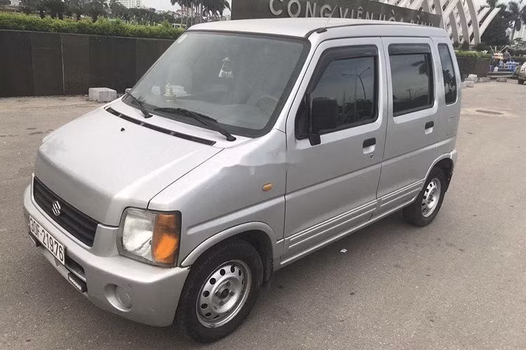 Trong những mẫu xe ôtô giá 100 triệu tại Việt Nam, Suzuki Wagon R 2003 được người dùng và giới chuyên môn đánh giá cao về độ bền và khả năng tiết kiệm nhiên liệu. Xe sử dụng động cơ xăng 1.0L với công suất đủ để giúp bạn có một trải nghiệm thoải mái trong nội đô hay những chuyến đi khám phá, picnic,...