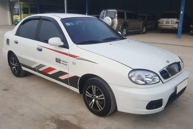 Daewoo Lanos là sedan hạng B được sản xuất bởi hãng ôtô Hàn Quốc Daewoo Motors từ năm 1997 đến năm 2002, sau đó được chuyển giao cho Chevrolet. Tại Việt Nam, dòng xe này phổ biến khoảng trước năm 2000. Khảo sát trên thị trường xe cũ hiện nay, Daewoo Lanos phiên bản 2002 được bán giá khoảng trên dưới 100 triệu đồng.