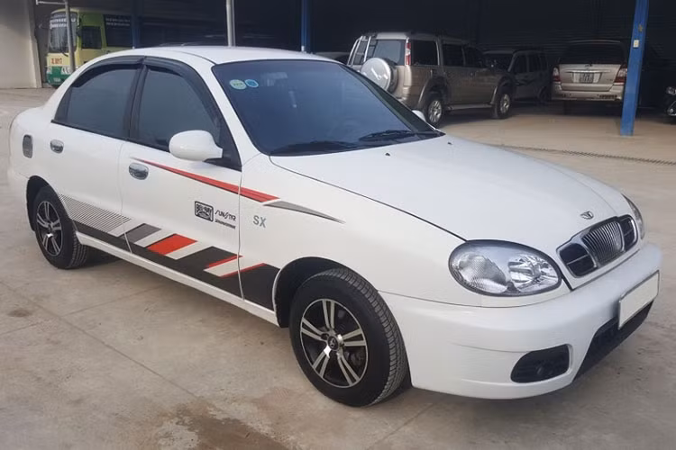Daewoo Lanos là sedan hạng B được sản xuất bởi hãng ôtô Hàn Quốc Daewoo Motors từ năm 1997 đến năm 2002, sau đó được chuyển giao cho Chevrolet. Tại Việt Nam, dòng xe này phổ biến khoảng trước năm 2000. Khảo sát trên thị trường xe cũ hiện nay, Daewoo Lanos phiên bản 2002 được bán giá khoảng trên dưới 100 triệu đồng.