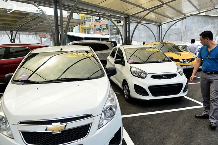 Hiện tại, nhiều người vẫn chọn mua ôtô cũ giá rẻ để từng bước tháo gỡ những nút thắt trong cuộc sống của mình. Thị trường xe cũ Việt Nam không hào nhoáng, bóng bẩy như chiếc xe giao đến tay khách hàng nhưng vẫn mang đến cảm xúc tốt đẹp cho những ai cần mua xe với nguồn tài chính eo hẹp.