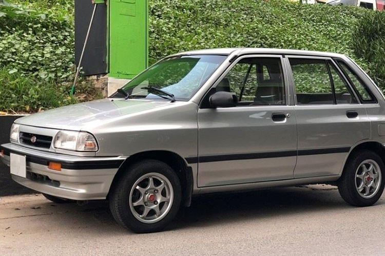 KIA Pride CD5 cũng là một gợi ý tốt cho những ai đang tìm mua xe Hàn cũ tầm giá 100 triệu đồng. Kiểu dáng cổ điển và trang bị cơ bản vẫn đáp ứng tốt nhu cầu sử dụng của người dùng. Bên dưới nắp ca-pô là khối động cơ 1.1L "nồi đồng, cối đá", hiếm khi lỗi, hỏng.