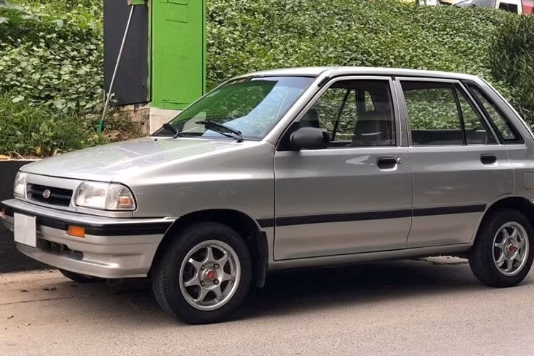 KIA Pride CD5 cũng là một gợi ý tốt cho những ai đang tìm mua xe Hàn cũ tầm giá 100 triệu đồng. Kiểu dáng cổ điển và trang bị cơ bản vẫn đáp ứng tốt nhu cầu sử dụng của người dùng. Bên dưới nắp ca-pô là khối động cơ 1.1L "nồi đồng, cối đá", hiếm khi lỗi, hỏng.