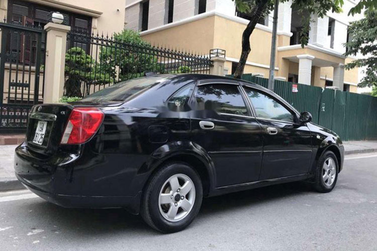 Khối động cơ 1.6L, sản sinh công suất cực đại 105 mã lực hứa hẹn sẽ giúp bạn tự tin khi đưa gia đình thực hiện những chuyến thăm quê đường dài. Tuy nhiên, người dùng phải bổ sung thêm những trang bị cần thiết bởi điểm yếu của Daewoo Lacetti chính là trang bị nghèo nàn.