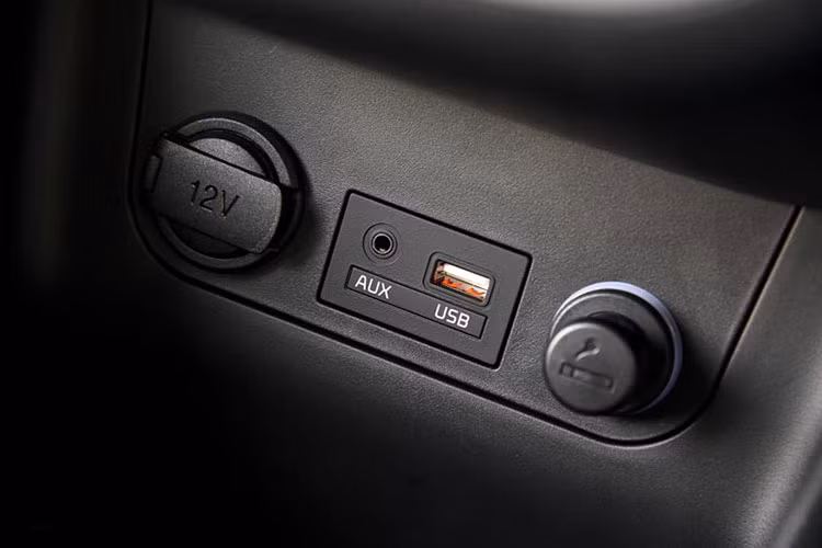 Trên phiên bản cơ sở này, Picanto 1.2 LS không được nhà sản xuất Kia trang bị hệ thống hệ thống radio theo tiêu chuẩn nhưng lại có 2 loa phía trước và hệ thống aftermarket radio hỗ trợ kết nối Aux / USB.