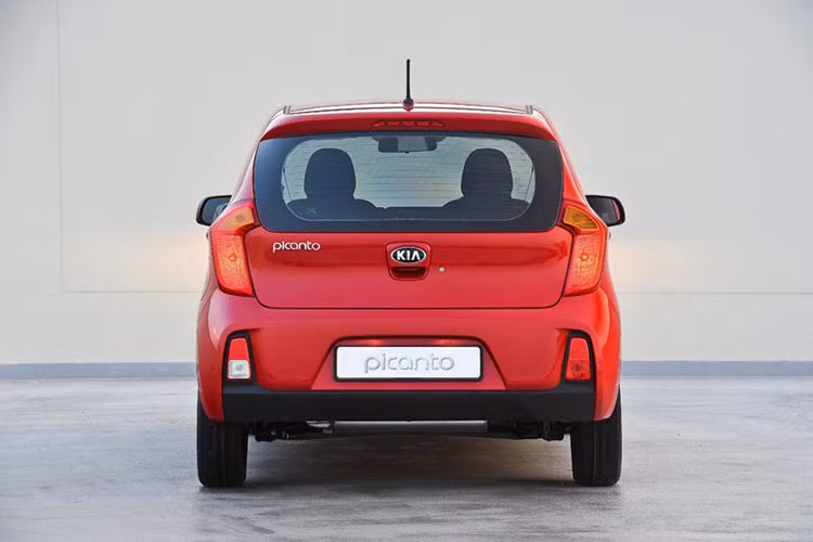 Là phiên bản giá rẻ dành cho thị trường này, Kia Picanto 1.2 LS sở hữu các cản va trước/sau, tay nắm cửa, chụp gương hai bên cùng màu với thân xe và không có qúa nhiều điểm nổi bật so với những phiên bản cũ.