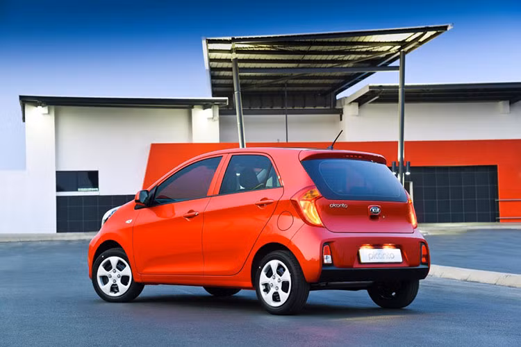 Tại thị trường Nam Phi, LS là bản cơ sở của Kia Picanto với ngoại thất trang bị la-zăng 14 inch đi kèm bộ lốp 165/60 R14. Thân xe thiết kế vẫn mang kiểu dáng nhỏ gọn vốn có, trông cá tính và khỏe khoắn hơn.