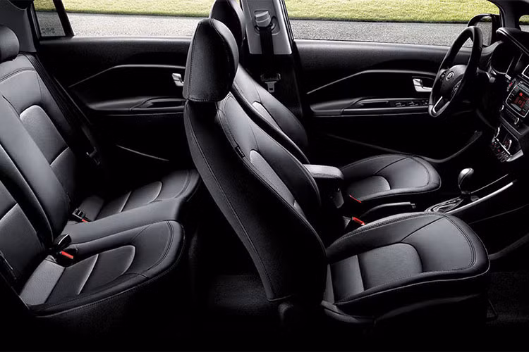 Mặc dù là mẫu xe cỡ nhỏ, nhưng Kia Picanto 1.2 LS được trang bị 4 hàng ghế ngồi khá thoải mái với nội thất bọc nỉ đủ cho một gia đình 4 người ngồi, hàng ghế sau của xe với chức năng gập tỉ lệ 60:40.