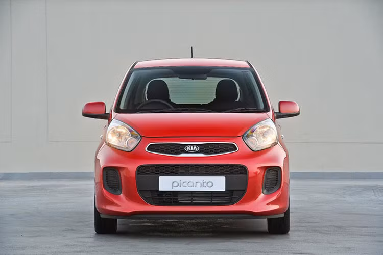  Xe sở hữu phần đầu với thiết kế đơn giản với lưới tản nhiệt hình mũi cọp đặc trưng của Kia, đèn pha Halogen và không được trang bị đèn sương mù.