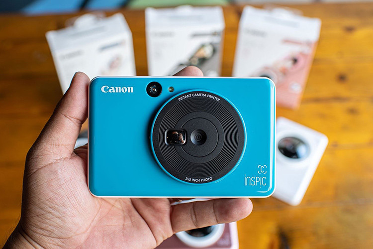 Cả hai máy ảnh chụp và in ngay Canon Inspic S và Inspic C dùng công nghệ ZINK Zero Ink từ ZINK. Đây là công nghệ in khô mang tính cách mạng, giúp in màu mà không cần đến ống mực. Dòng Inspic C sử dụng giấy glossy 2×3 inch có thể chống bẩn và trầy xước, mặt sau ảnh là lớp keo có thể dễ dàng tháo ra và dán lên nhiều vị trí khác nhau để trang trí cho smartphone, laptop, mặt bàn hay trên tường…