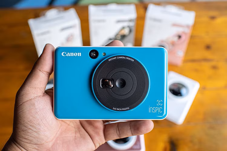 Cả hai máy ảnh chụp và in ngay Canon Inspic S và Inspic C dùng công nghệ ZINK Zero Ink từ ZINK. Đây là công nghệ in khô mang tính cách mạng, giúp in màu mà không cần đến ống mực. Dòng Inspic C sử dụng giấy glossy 2×3 inch có thể chống bẩn và trầy xước, mặt sau ảnh là lớp keo có thể dễ dàng tháo ra và dán lên nhiều vị trí khác nhau để trang trí cho smartphone, laptop, mặt bàn hay trên tường…