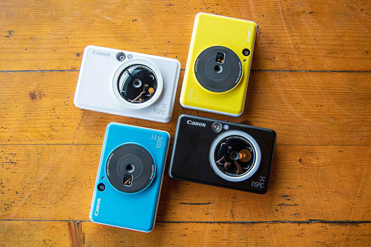 Nhờ công nghệ mực in mới này mà hình ảnh in ra được lên màu tức thì, không phải đợi nguội hay chờ khô mực, màu sắc ảnh cũng bền màu theo thời gian. Giá bán của Inspic S và Inspic C được Canon công bố lần lượt là 5,6 và 4,2 triệu đồng - cao hơn các đối thủ cùng phân khúc nhưng bù lại gọn gàng và thiết kế đa dạng hơn.