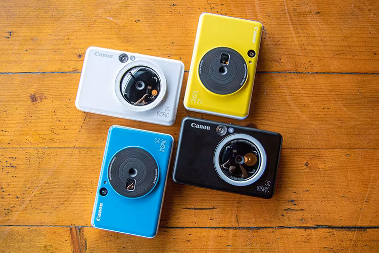 Nhờ công nghệ mực in mới này mà hình ảnh in ra được lên màu tức thì, không phải đợi nguội hay chờ khô mực, màu sắc ảnh cũng bền màu theo thời gian. Giá bán của Inspic S và Inspic C được Canon công bố lần lượt là 5,6 và 4,2 triệu đồng - cao hơn các đối thủ cùng phân khúc nhưng bù lại gọn gàng và thiết kế đa dạng hơn.