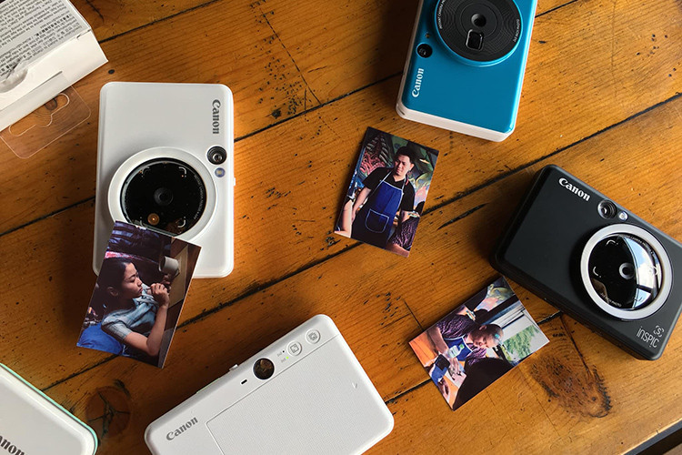 Trong điều kiện thiếu sáng, Canon Inspic S cũng có đèn LED được tích hợp xung quanh ống kính máy ảnh, giúp kích hoạt đèn bắt sáng cho những bức ảnh selfie tuyệt đẹp. Người dùng cũng có thể kết nối thiết bị với smartphone bằng ứng dụng Canon Mini Print để in ảnh lưu trong smartphone hoặc album ảnh trên tài khoản mạng xã hội.