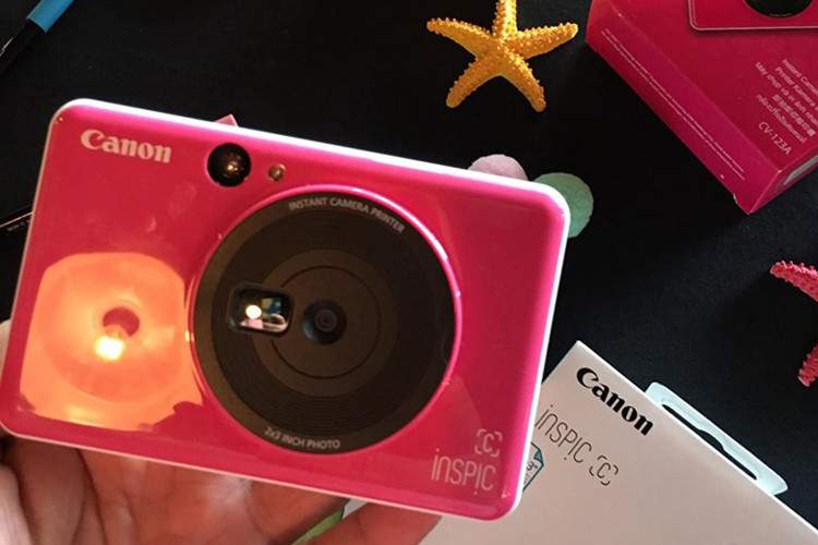 Là một phiên giá tốt hơn của bản S nên dòng Canon Inspic C sẽ được cắt giảm nhưng vẫn mang đến trải nghiệm tuyệt vời cho máy ảnh chụp và in ngay, cũng nhiều màu sắc là hồng đậm, vàng đậm và xanh biển, camera với độ phân giải 5 megapixel và gương selfie cạnh ống kính tạo ra sự dễ dàng trong thao tác chụp ảnh selfie, reprint chỉ bằng một cú chạm giúp hình ảnh được in đủ dành cho tất cả mọi người trong buổi tiệc và ghi lại khoảnh khắc quý giá của mình.