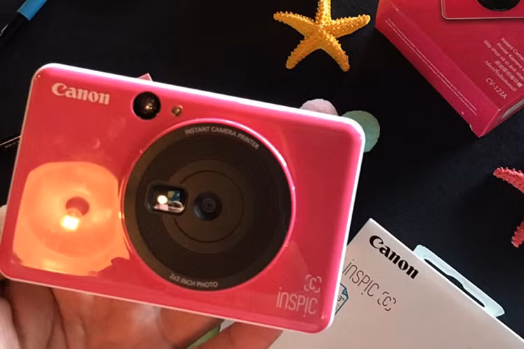 Là một phiên giá tốt hơn của bản S nên dòng Canon Inspic C sẽ được cắt giảm nhưng vẫn mang đến trải nghiệm tuyệt vời cho máy ảnh chụp và in ngay, cũng nhiều màu sắc là hồng đậm, vàng đậm và xanh biển, camera với độ phân giải 5 megapixel và gương selfie cạnh ống kính tạo ra sự dễ dàng trong thao tác chụp ảnh selfie, reprint chỉ bằng một cú chạm giúp hình ảnh được in đủ dành cho tất cả mọi người trong buổi tiệc và ghi lại khoảnh khắc quý giá của mình.