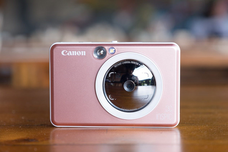 Nút in lại (reprint) cho phép in lại dễ dàng từ máy ảnh. Hơn nữa, ứng dụng cũng hỗ trợ chế độ chụp từ xa (remote shooting) cùng nhiều sticker để trang trí bức ảnh trước khi in. Chiếc máy ảnh chụp lấy liền Canon này có khe thẻ nhớ Micro SD hỗ trợ dung lượng lên đến 256 GB.