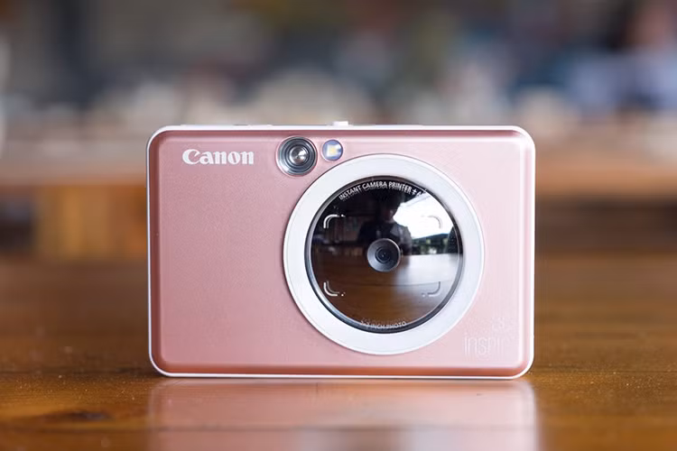 Nút in lại (reprint) cho phép in lại dễ dàng từ máy ảnh. Hơn nữa, ứng dụng cũng hỗ trợ chế độ chụp từ xa (remote shooting) cùng nhiều sticker để trang trí bức ảnh trước khi in. Chiếc máy ảnh chụp lấy liền Canon này có khe thẻ nhớ Micro SD hỗ trợ dung lượng lên đến 256 GB.