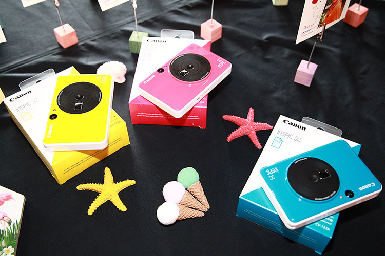 Điểm chung nổi trội của máy ảnh Canon Inspic S và Inspic C là được thiết kế nhỏ gọn, với màu sắc được điều chỉnh theo hơi hướng hiện đại, tươi sáng theo đó nó giúp phù hợp hơn cho giới trẻ, những bạn trẻ năng động muốn chụp ảnh và in ra ngay mà không phải chờ đợi.