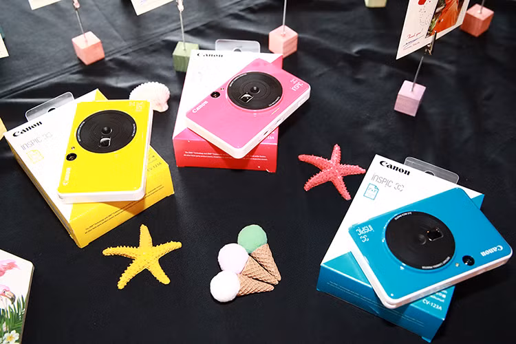 Điểm chung nổi trội của máy ảnh Canon Inspic S và Inspic C là được thiết kế nhỏ gọn, với màu sắc được điều chỉnh theo hơi hướng hiện đại, tươi sáng theo đó nó giúp phù hợp hơn cho giới trẻ, những bạn trẻ năng động muốn chụp ảnh và in ra ngay mà không phải chờ đợi.