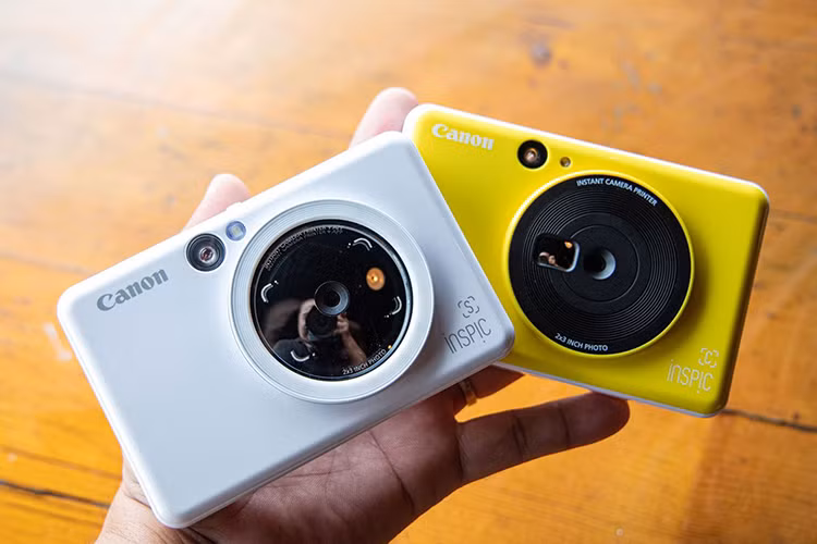 Phiên bản Canon Inspic S sẽ có 3 màu trắng, đen và vàng hồng với thiết kế mỏng hơn hầu hết các máy ảnh compact cũng như những dòng máy ảnh chụp và in ảnh liền đang có mặt trên thị trường. Máy có camera độ phân giải 8 megapixel, có thể chụp và in ảnh lấy ngay không cần thao tác qua lại giữa một chiếc máy ảnh và máy in rời như thông thường.