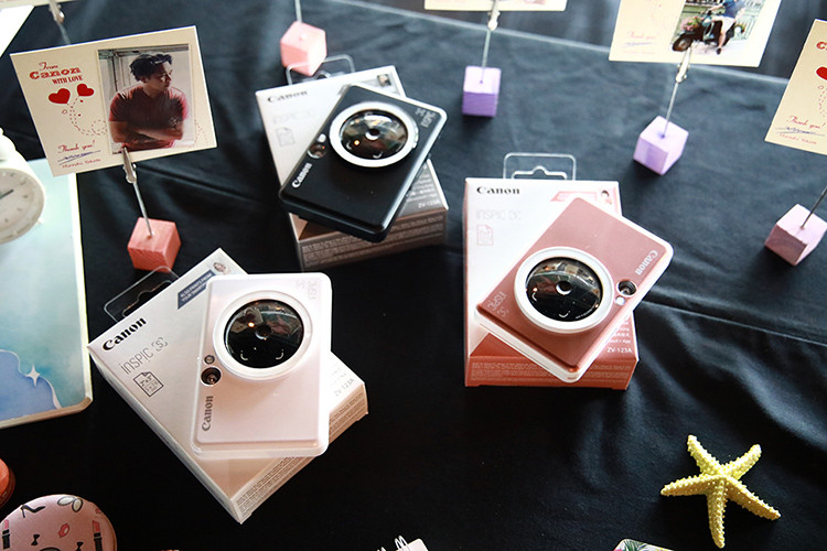 Tuy nhiên bản máy ảnh in liền Canon Inspic S được đánh giá cao hơn so với bản C ở khả năng kết nối với smartphone bằng ứng dụng Canon Mini Print để in ảnh lưu trong smartphone hoặc album ảnh trên mạng xã hội.