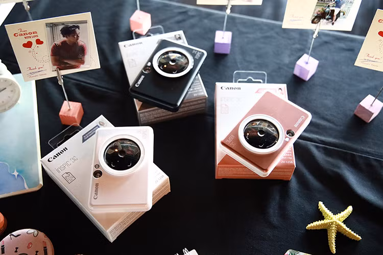 Tuy nhiên bản máy ảnh in liền Canon Inspic S được đánh giá cao hơn so với bản C ở khả năng kết nối với smartphone bằng ứng dụng Canon Mini Print để in ảnh lưu trong smartphone hoặc album ảnh trên mạng xã hội.