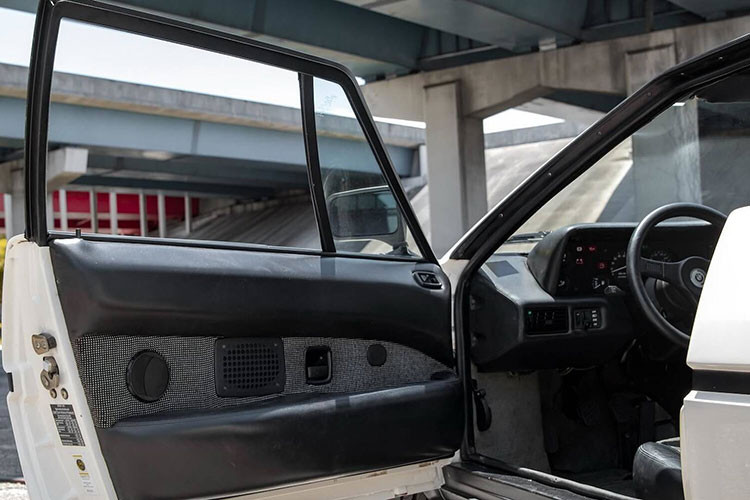 Xe đã được phục hồi lại gần như nguyên bản so với trước đây và đang trong tình trạng hoàn hảo với số kim đồng hồ tốc độ dừng lại ở mức 12.186 km (khoảng 7.572 dặm), khá ít cho một chiếc xe 37 tuổi.