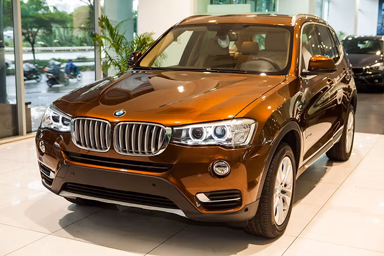 Đặc biệt trên BMW X3 thế hệ mới, với chế độ ECO PRO khi thực hiện theo những chỉ dẫn của hệ thống, xe có thể tiết kiệm đến 20% lượng nhiên liệu tiêu thụ và bảo vệ môi trường chắc chắn sẽ khiến nhiều khách hàng hài lòng với mẫu SAV đầy mạnh mẽ này.