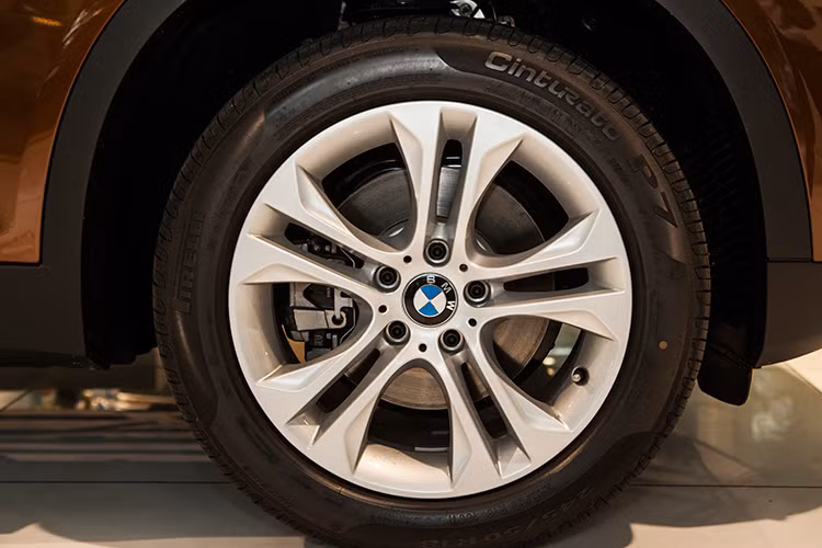 Xe được trang bị bộ mâm 18-inch với thiết kế nan kép mạnh mẽ và gói trang bị X-Line gồm các nẹp crôm hai bên hông, trước và sau xe, gây một ấn tượng đậm nét. Nó cũng sẽ giúp cho xe gia tăng độ hầm hố, khỏe khoắn, dành riêng cho những tín đồ off-road.