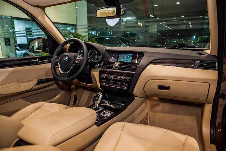 Nội thất bên trong xe được bọc da tiêu chuẩn Sensatec, ốp gỗ Fine-line màu than Anthracite, viền Pearl Chrome. Màn hình trung tâm 6,5” nay được thiết kế nổi bật hơn với 2 đường viền Crôm cách điệu, bố trí hướng về người lái một góc 7 độ, giúp quan sát dễ dàng và thuận tiện.