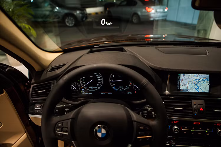 Các công nghệ hỗ trợ an toàn tiếp tục được tối ưu và trang bị tiêu chuẩn cho X3 2015: Hệ thống cân bằng thân xe điện tử (DSC), chức năng hỗ trợ lực phanh khẩn cấp (DBC), chức năng hỗ trợ đổ đèo... giúp tăng thêm khả năng vận hành và độ an toàn khi sử dụng.