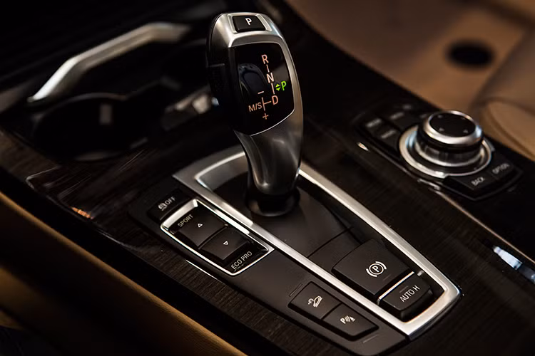 Xe được trang bị động cơ I4 2.0L TwinPower Turbo công suất 184 mã lực tại 5.000v/ph, mô-men xoắn cực đại 270Nm tại 1.250–4.500 vòng/phút, hộp số tự động 8 cấp Steptronic và hệ dẫn động 4 bánh toàn thời gian xDrive, cho phép xe tăng tốc 0-100km/h mất 8,2 giây, vận tốc tối đa 210km/h.