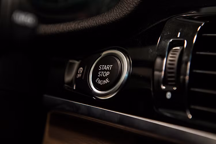 BMW X3 có hệ thống âm thanh giải trí Hifi với 9 loa (dàn âm thanh Harman Kardon 16 loa 600 wats là trang bị tùy chọn). Bên cạnh đó, BMW X3 cũng được trang bị các kết nối cơ bản như cổng AUX/IN, cổng USB, chức năng kết nối bluetooth rảnh tay với điện thoại thật tiện dụng.