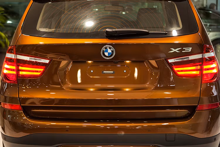 So với thế hệ trước, BMW X3 xDrive20i sở hữu ngoại hình năng động và hiện đại hơn với đèn chiếu sáng 3D được nối liền với lưới tản nhiệt, mí mắt công nghệ LED theo ngôn ngữ thiết kế mới của BMW, cùng vòng tròn kép đặc trưng mang kiểu dáng mới cá tính và mạnh mẽ hơn.