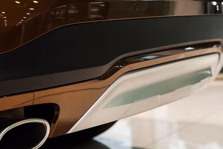 Lưới tản nhiệt được thay đổi bắt mắt hơn, cản trước và cản sau cũng đã được cải tiến mang kiểu dáng mới mẻ, đèn tín hiệu nay được tích hợp trên gương chiếu hậu - tất cả những yếu tố trên là dấu ấn đặc trưng có thể thấy trên tất cả dòng xe BMW X thế hệ trước đây.