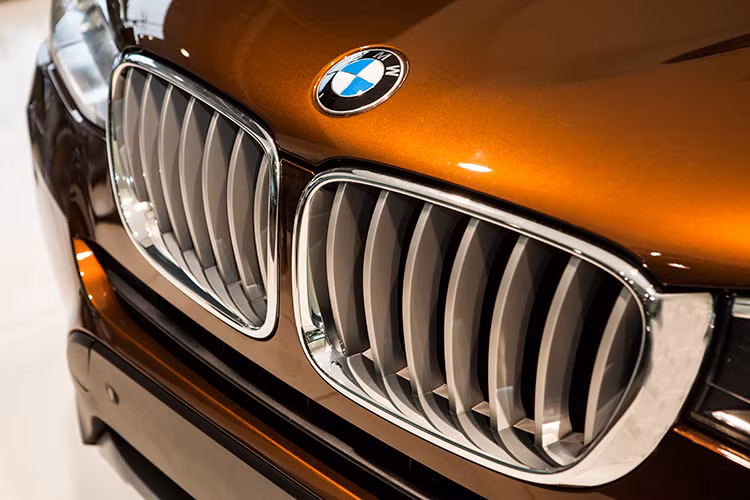 Gói Trang trí cao cấp xLine gồm có: Ốp gỗ nội thất Fine-line màu than Anthracite, viền Pearl Chrome; Ốp bảng Taplo màu đen bóng; Mâm hợp kim nhôm 18-inch; Ốp Crôm bảo vệ cản trước/sau/bên hông và baga mui bằng nhôm mờ.