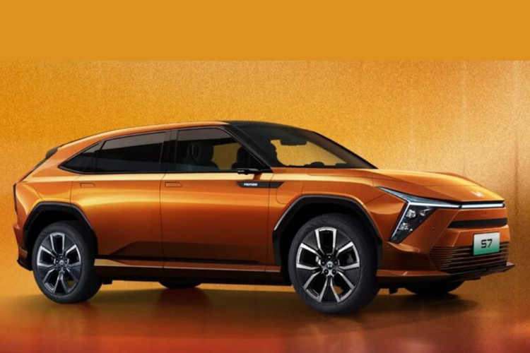 Honda S7 chạy điện là một mẫu SUV cỡ trung năm chỗ. Xe được phát triển trên nền tảng "W" với thông số chiều dài x rộng x cao lần lượt là 4.750 x 1.930 x 1.625 mm, trục cơ sở dài 2.930 mm. Xe có trọng lượng không tải 2.305 kg.