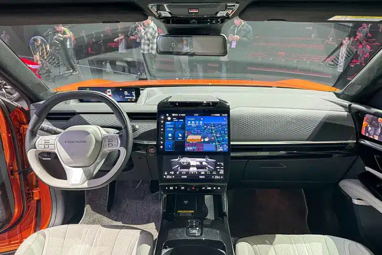 Phiên bản AWD (dẫn động bốn bánh) sử dụng hai động cơ điện với công suất 150 kW ở cầu trước và 200 kW ở cầu sau, tổng công suất đạt 350 kW (469 mã lực). Tốc độ tối đa giới hạn ở 180 km/h. Trong khi đó, bản RWD (dẫn động cầu sau) dùng một động cơ điện mạnh 200 kW.