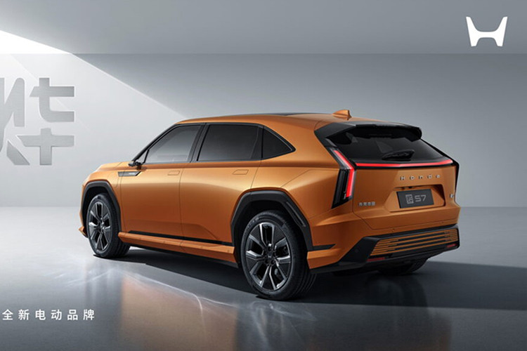 Thiết kế bên ngoài của xe điện Honda S7 2025 nổi bật với bề mặt sắc nét và vòm bánh xe góc cạnh giống với P7. Tuy nhiên, S7 có đèn pha LED dải độc đáo và đuôi xe dường như được lấy cảm hứng từ Cadillac. 