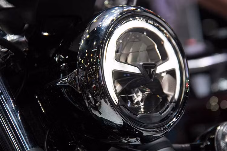 Thiết kế Speedmaster 2018 vẫn theo đuổi chất cổ điển. Đèn pha tròn, sử dụng hoàn toàn bóng LED. Các món đồ chơi mang đậm chất Cruiser (Highway Kit) đi kèm theo xe bao gồm: kính chắn gió, yên xe đơn, bao đựng đồ hai bên sườn đồ chơi dành cho đi tour, v.v…