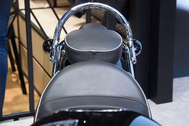 Ngoài thiết kế ngoại hình mới, mẫu Speedmaster phiên bản 2018 còn được hãng xe môtô Triumph trang bị cho hàng loạt công nghệ hiện đại như: Tay ga điện Throttle-by-wire. Có 2 chế độ lái Road và Rain, Cruise Control, Traction Control được trang bị mặc định.