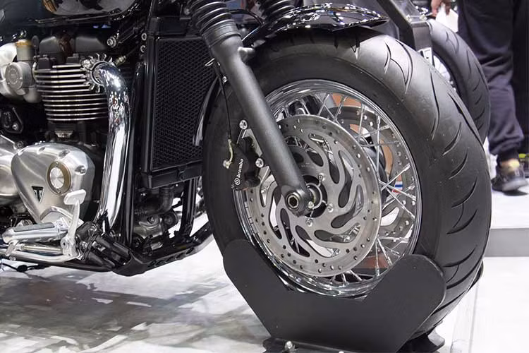 Xe vẫn sử dụng bộ vành dạng nan căm kích thước 16 inch. Phía trước, hãng môtô Anh quốc trang bị phanh đĩa đôi, đường kính 310 mm. Cùm phanh của Brembo. Trong khi phía sau dùng đĩa đơn, cùm phanh 1 piston. Xe được trang bị sẵn hệ thống chống bó cứng phanh ABS.