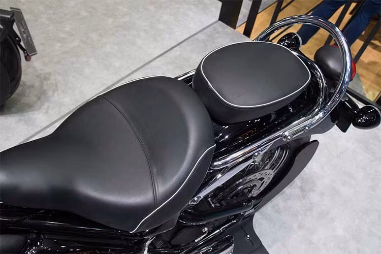 Chiều cao yên xe Speedmaster chỉ 705mm, nên người cầm lái có thể dễ dàng kiểm soát và nhanh chóng làm chủ cỗ máy có công suất 77 mã lực nặng 245,5kg. Với yên xe thấp và thiết kế ghi đông gần hơn so với bản cũ, Speedmaster 2018 mang lại tư thế ngồi lái hoàn toàn thoải mái.