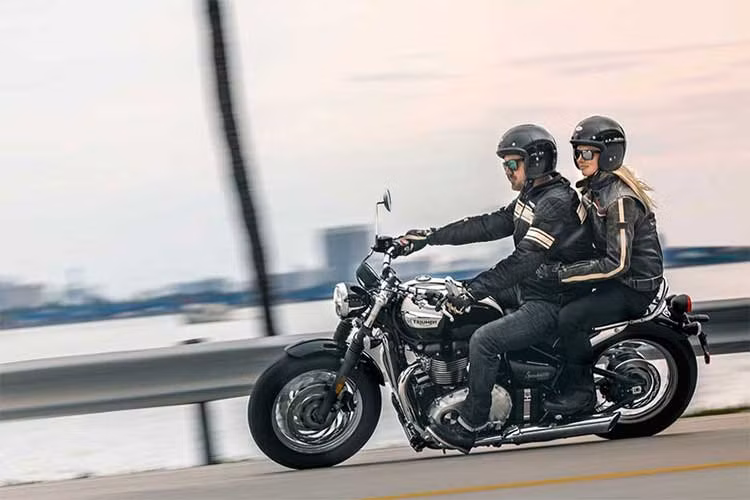 Triumph sẽ cung cấp 3 màu sắc khác nhau trên Speedmaster 2018 để khách hàng lựa chọn, gồm; Jet Black, Cranberry Red và Fusion White/Phantom Black. Tại thị trường Thái Lan, mẫu xe này có mức giá từ 625.000 baht (tương đương 435 triệu đồng). Triumph tại Việt Nam cho biết, họ sẽ đưa Speedmaster 2018 chính hãng về vào đầu năm 2018 này.