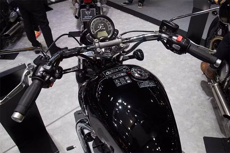 Xe sở hữu ình xăng thiết kế hình giọt nước đậm chất cổ điển có dung tích 12 lít, nhiều hơn 1 lít so với Bonneville Bobber. Tay lái rộng mang đậm chất cruiser cho hành trình dài, tư thế ngồi của xe cũng thoải mái hơn bản Bobber và không chồm như "đàn anh" của mình. 