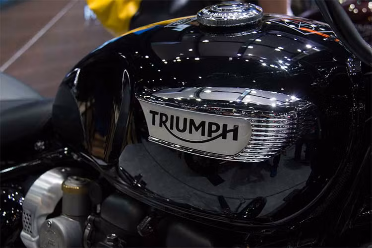 Hệ thống treo trước của xe là một cặp phuộc lồng 41 mm với hành trình 90 mm, trong khi phía sau của chiếc cruiser mới này là phuộc đơn dạng monoshock đặt ẩn dưới yên, có thể điều chỉnh, hành trình 73 mm. 