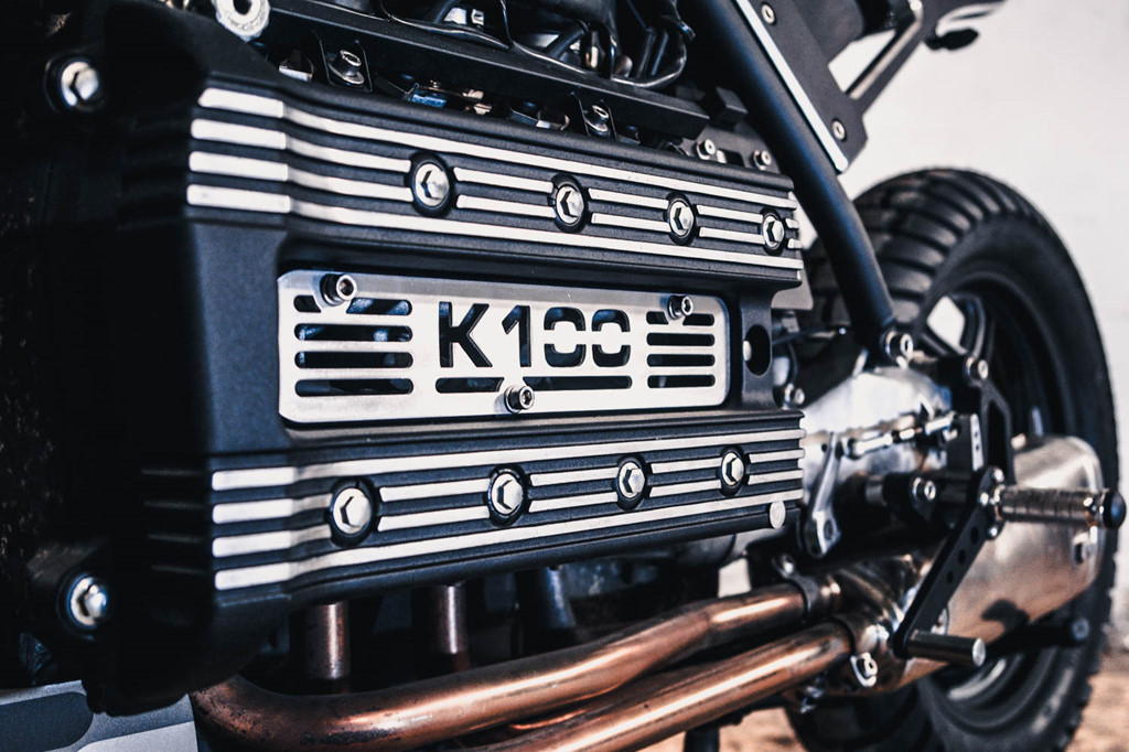 Khối động cơ 4 xylanh nằm ngang được Jacek sơn đen và thay mới phần ốp lốc máy. Hệ truyền động trục láp xi bóng nhằm nổi bật sự tương phản với màu sơn đen của các chi tiết khác.